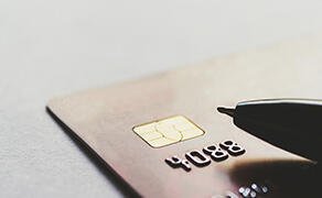 クレジットカードにサインが必要な理由やサインを書くときのポイントを解説
