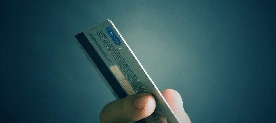 クレジットカードの引き落とし日に残高不足!注意点や回避策は?