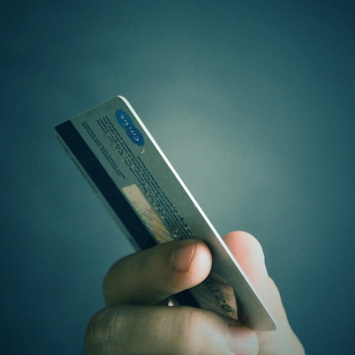 クレジットカードの引き落とし日に残高不足!注意点や回避策は?