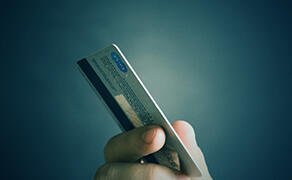 クレジットカードの引き落とし日に残高不足！注意点や回避策は？
